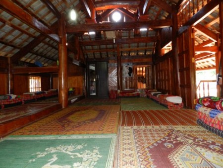 Nhà Sàn Phọng Lưu, Bản Áng Mộc Châu