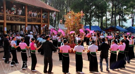 Nhà Sàn Phọng Lưu, Bản Áng Mộc Châu