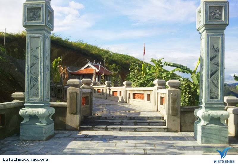 Non xanh nước biếc vây quanh lấy Nàng