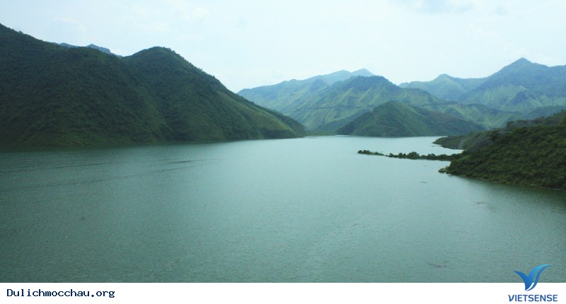 Hồ Quỳnh Nhai đẹp trong mùa nước nổi - Ảnh 1 Hồ Quỳnh Nhai đẹp trong mùa nước nổi - Ảnh 1