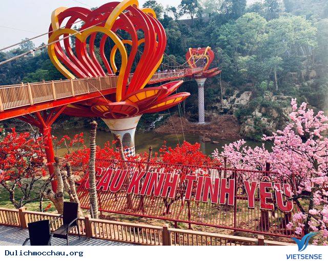 Cầu kính Mộc Châu, cầu tình yêu – địa điểm thăm quan mới cực hot - Ảnh 1