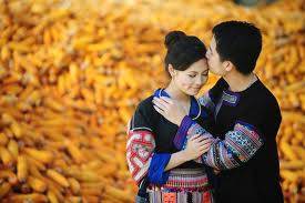 Đôi trai gái dân tộc Mông