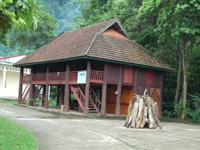 Nhà Sàn Phọng Lưu, Bản Áng Mộc Châu