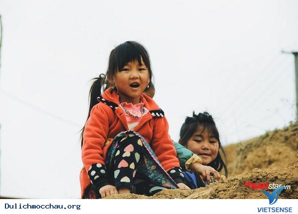 Trẻ Em Hồn Nhiên Vui Đùa Giữa Rừng Mận Trắng Mộc Châu - Ảnh 3